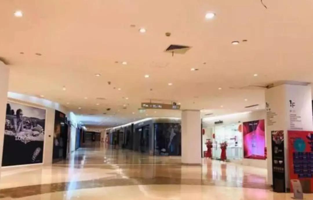 服装店倒闭老板哭了,服装店倒闭直播清仓