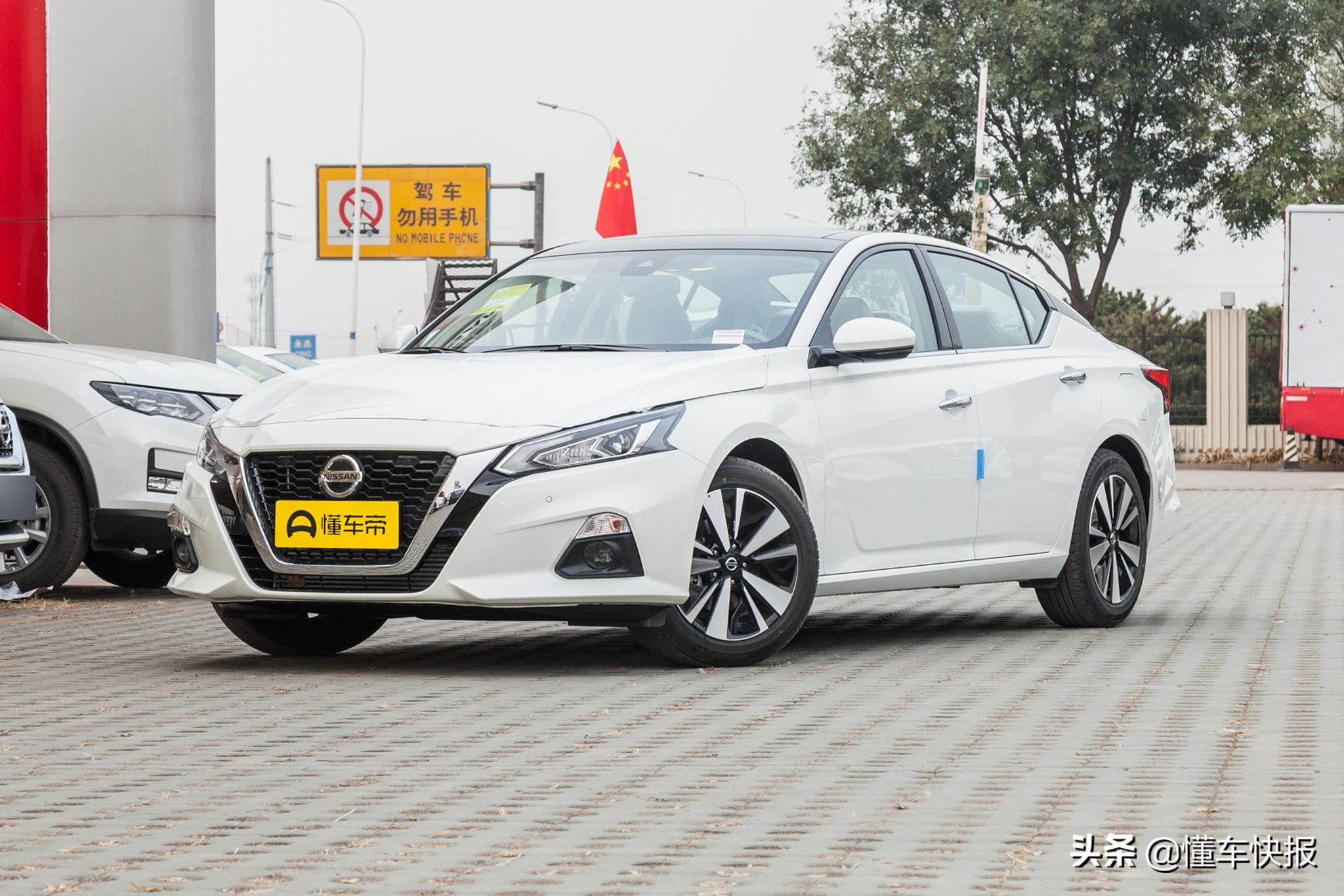 本田雅阁和日产天籁2.0t对比测试,天籁2.0t和雅阁混动怎么选