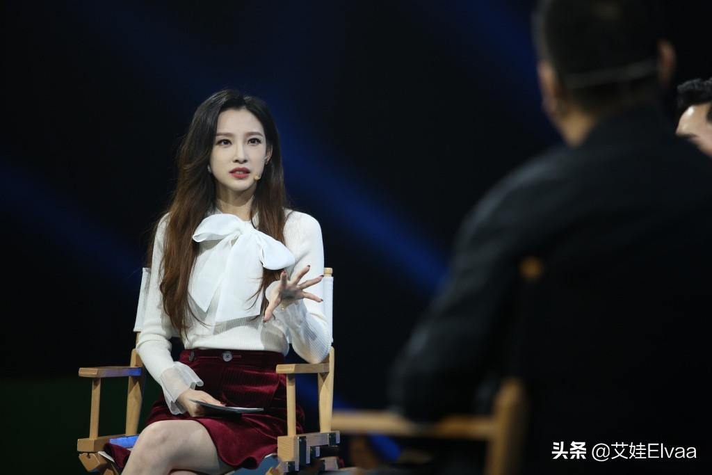 央视主持人马凡舒最新美照,马凡舒春晚主持白色旗袍全身照