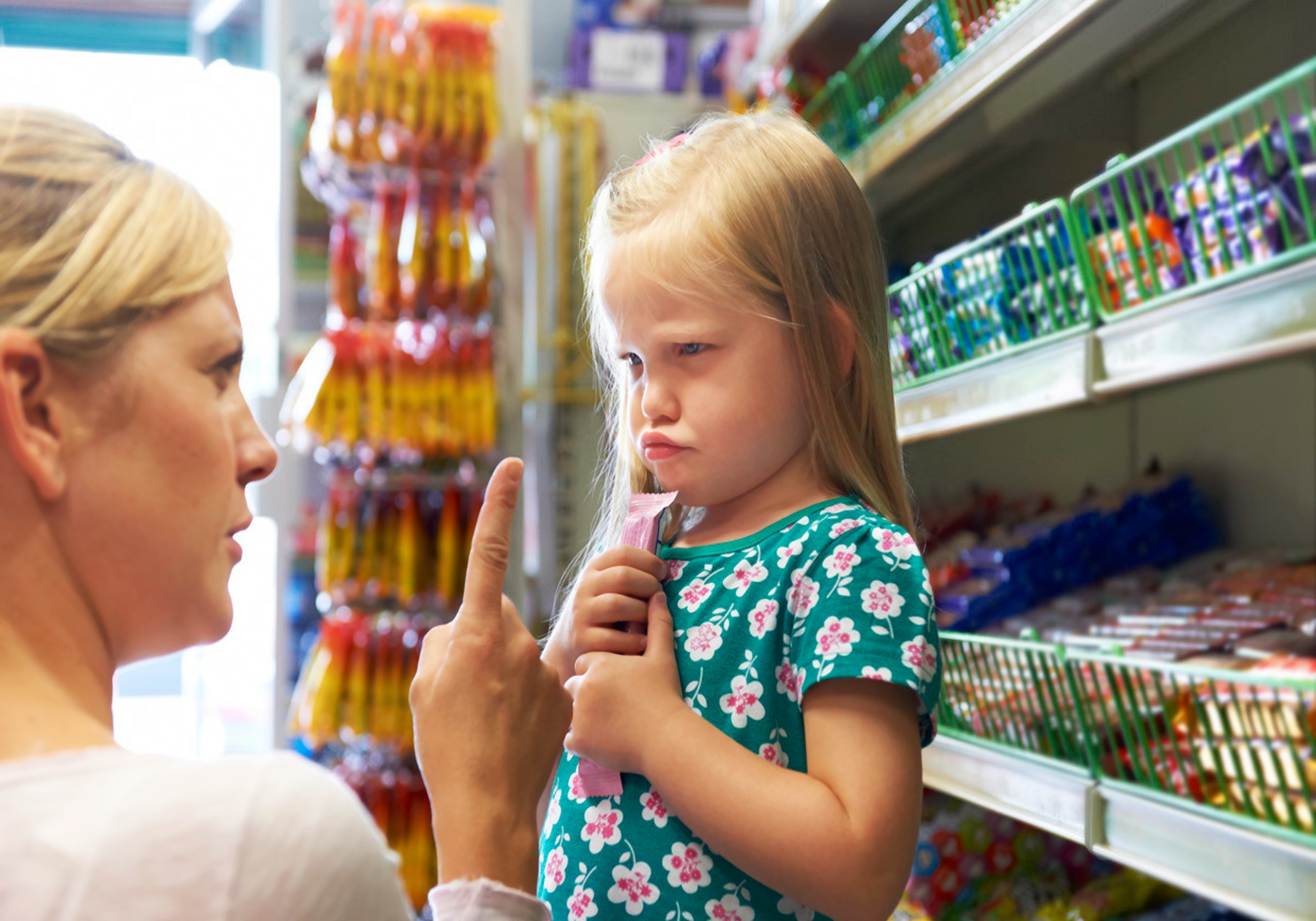 小孩总是挤眼努嘴咬指甲,小孩使劲眨眼睛做鬼脸是什么病