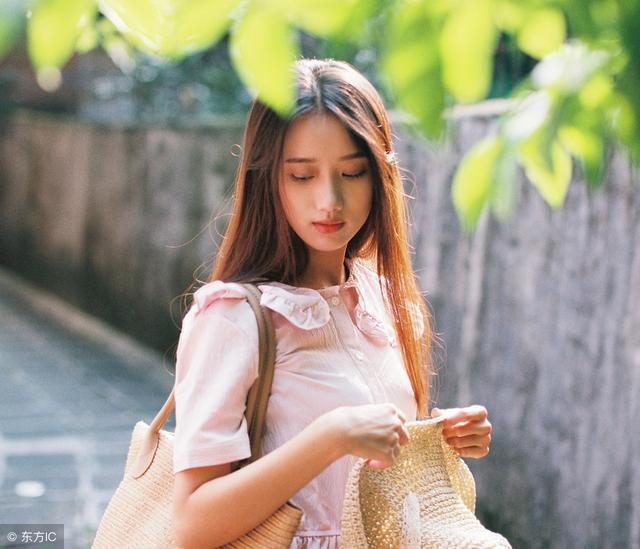 小说:萌娃把煎蛋咬成爱心形状送给爸爸吃,有严重洁癖的他僵住了