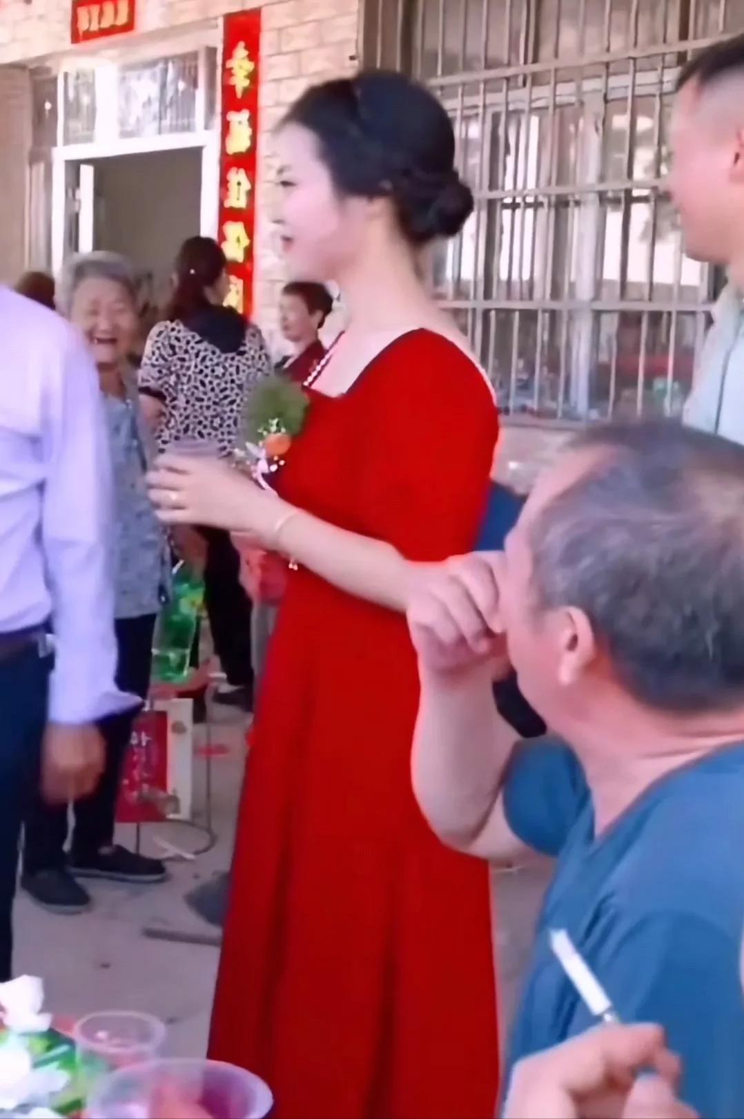 汉中结婚公公带新娘敬酒,汉中结婚公公背儿媳敬酒