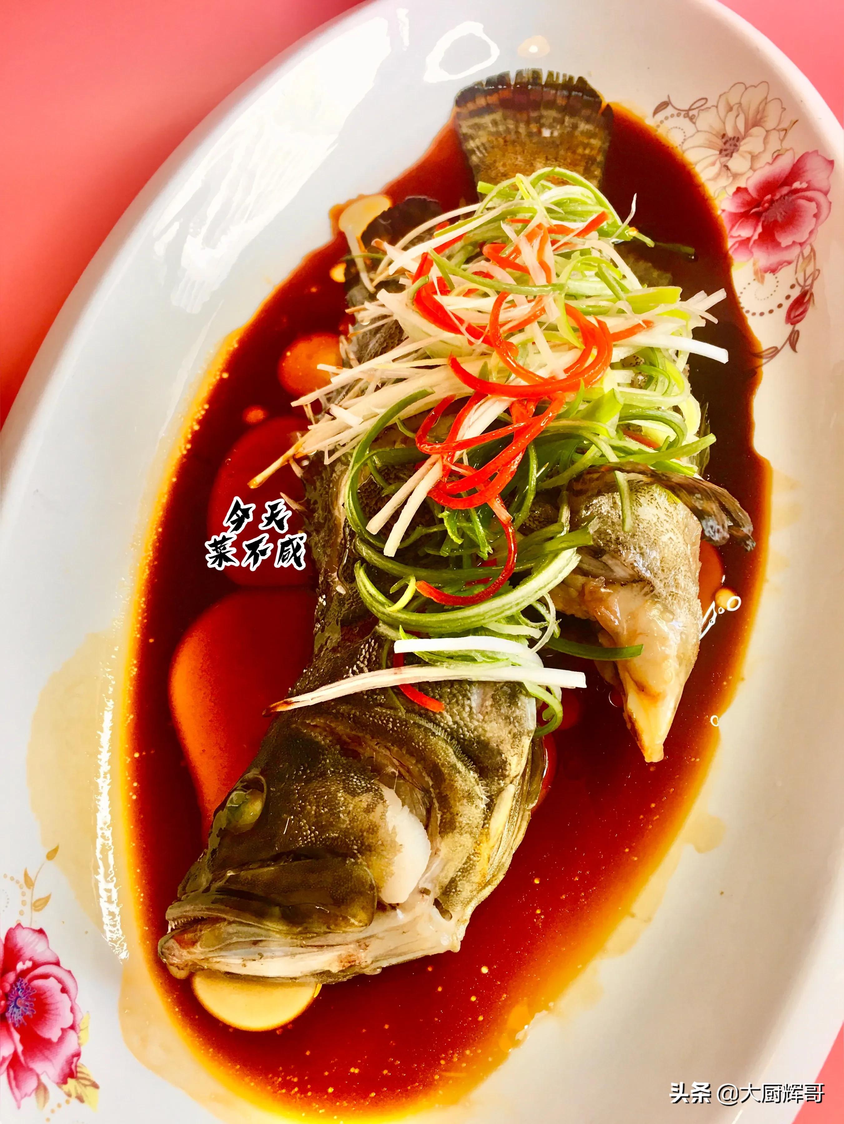 清蒸石斑鱼需要蒸多长时间和做法,清蒸石斑鱼蒸多久熟