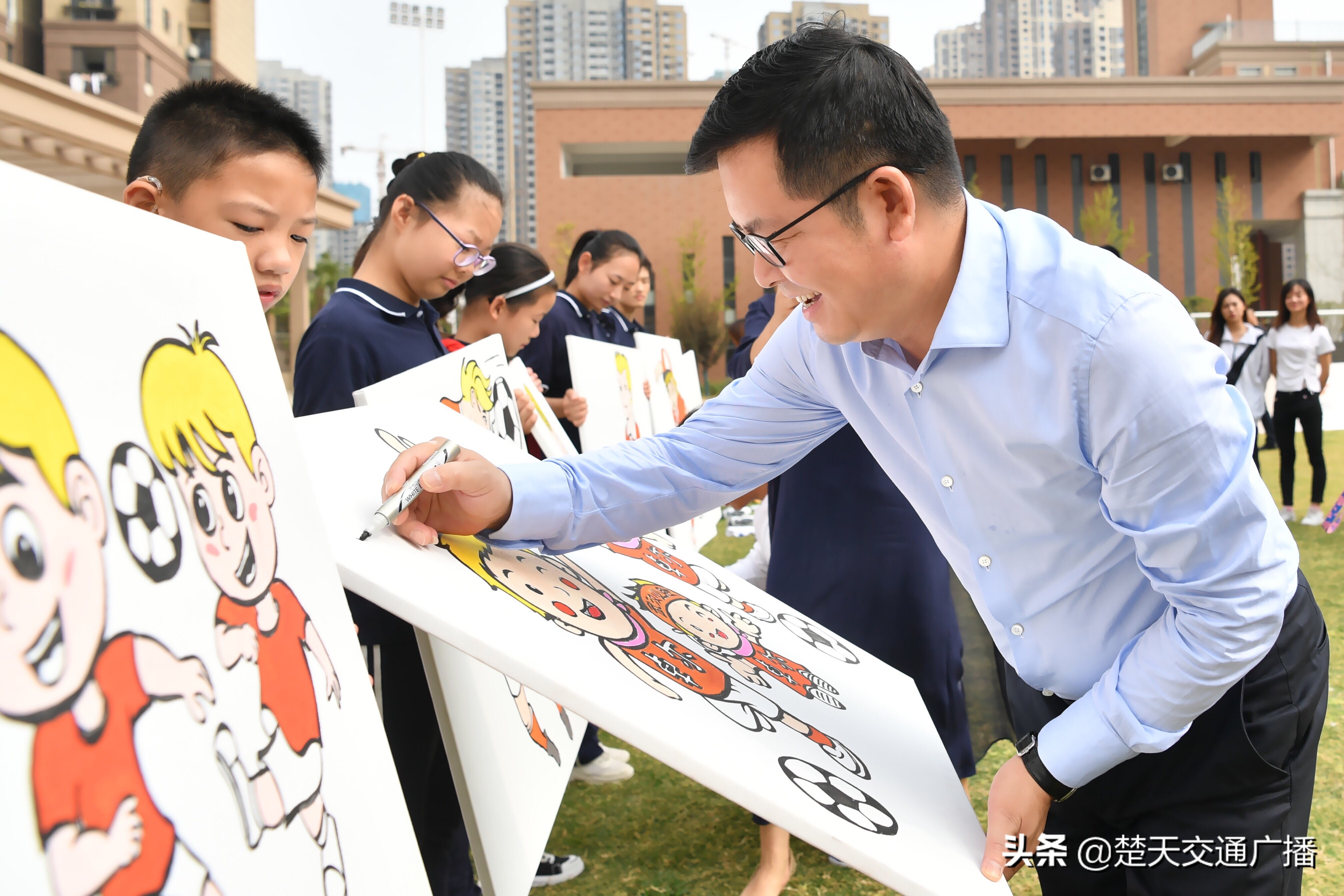 “超越·爱”武汉卓尔队球员走进武汉市第一聋哑学校