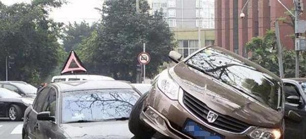 追尾后司机跑了怎么办,追尾后前车跑了怎么办