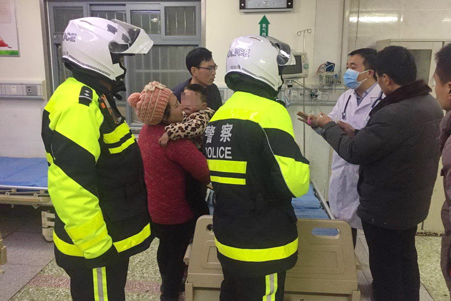 男孩误食老鼠药交警救援,男童误服农药交警开辟生命通道