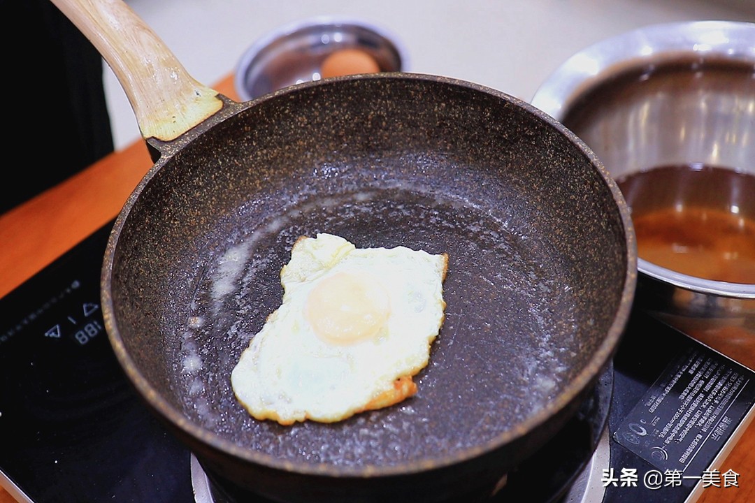 做荷包蛋怎么不粘勺子,做荷包蛋怎么不起沫