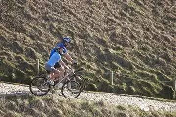 在长下坡路段控制车速最安全做法,下坡请注意小技巧