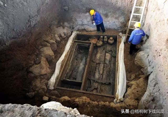 楠木棺木的真实故事,考古专家挖出200年前的古棺