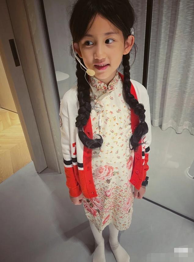 孙莉晒小女儿扮公主,孙莉晒小女儿游泳照片