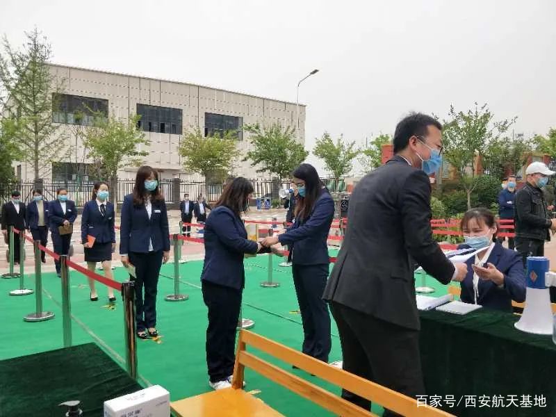 为了娃儿能上学再苦再累也要坚强,全国各地中小学复学