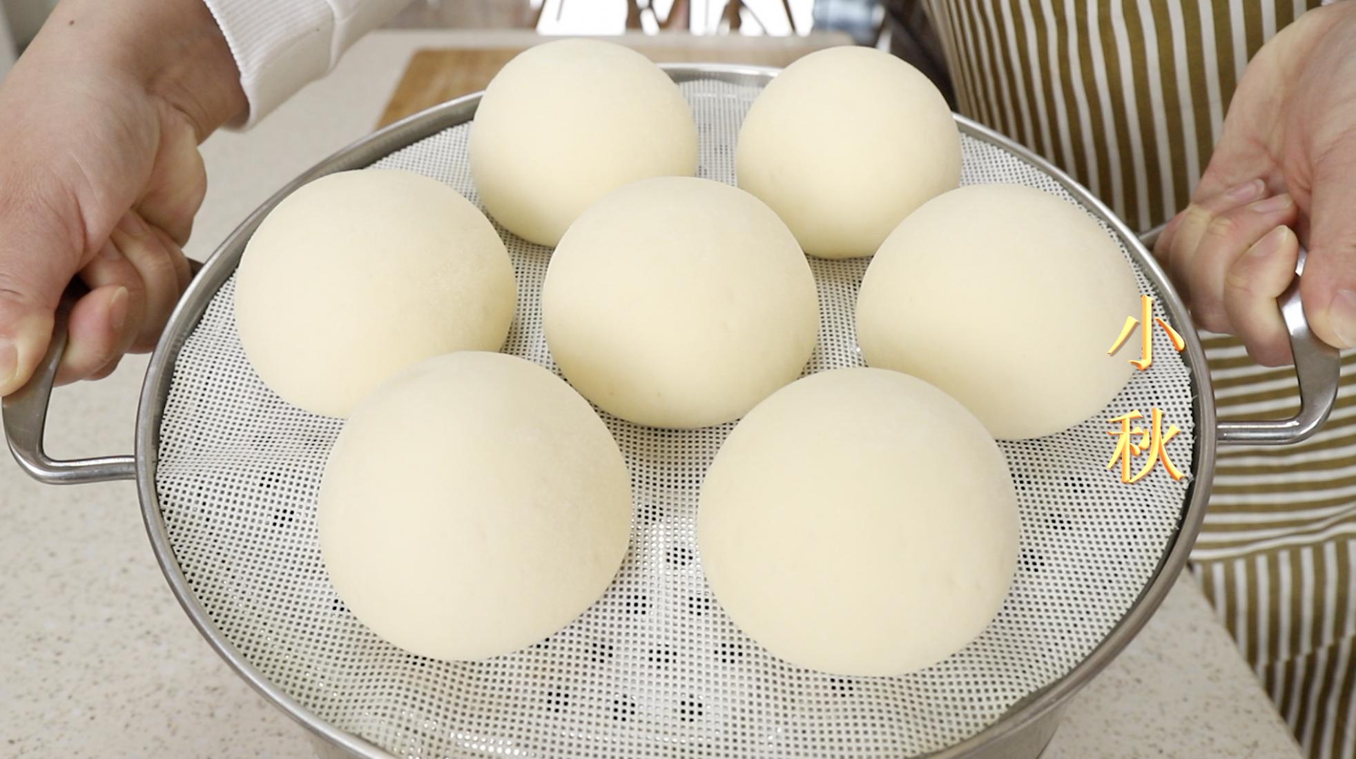 用开水烫面做馒头，是老一辈蒸馒头的方法，不发面个个暄软回甘