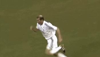 齐达内背身走过大力神杯,齐达内足球天赋