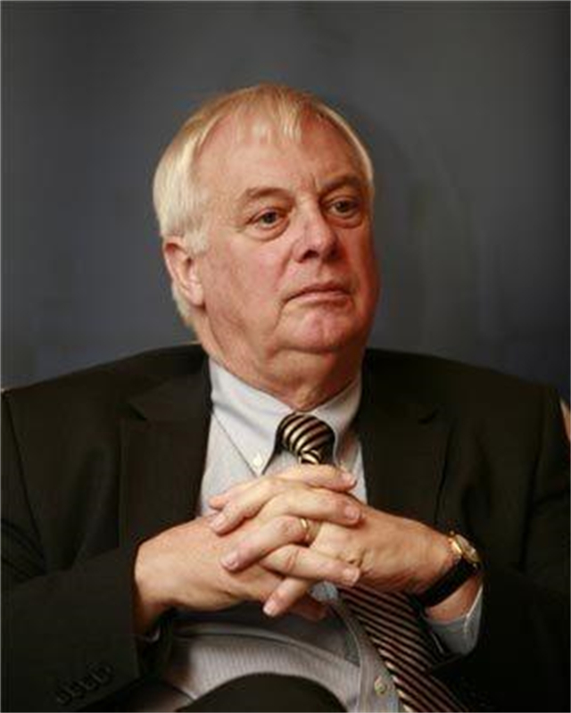 1997年香港回归场景如何？彭定康垂头丧气，一家人离港前痛哭流涕