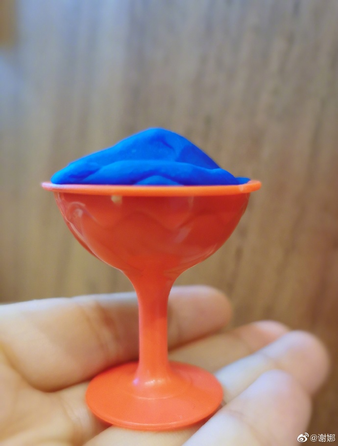 谢娜晒女儿照片为女儿写歌,谢娜晒女儿们自己做的生日卡片