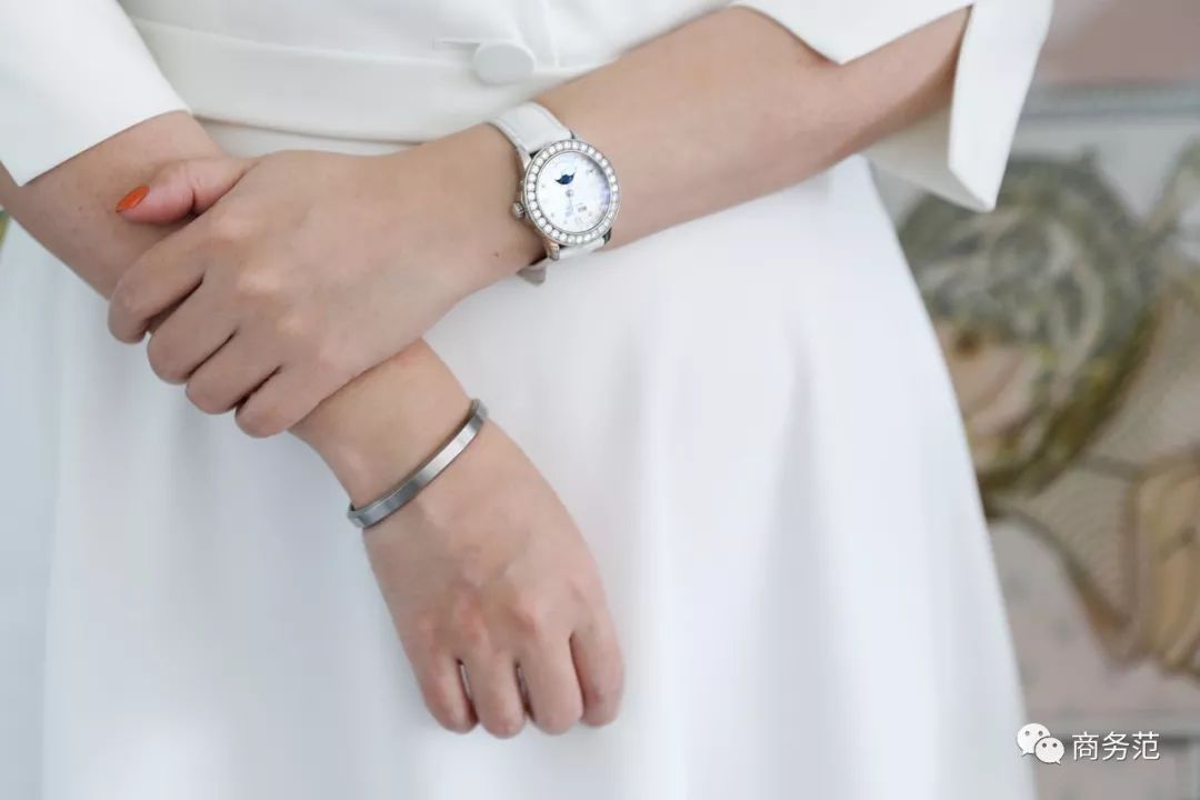 瑞典皇家配饰品牌，几百块戴出万元质感，金色手镯男女戴都好看