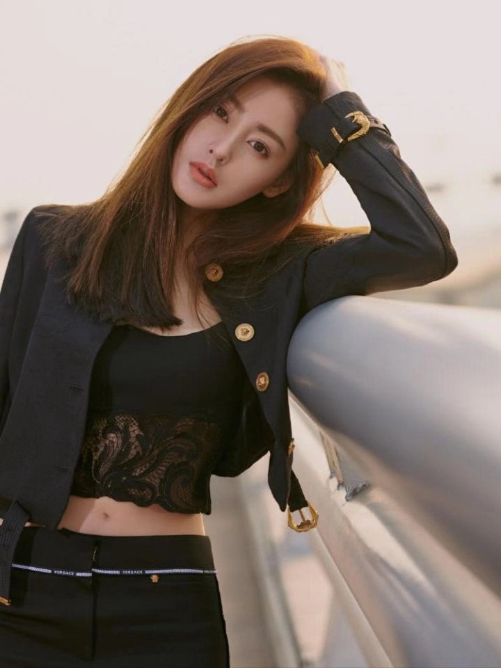 女人凸显身材的穿衣搭配,女生倒三角形身材是衣架子吗