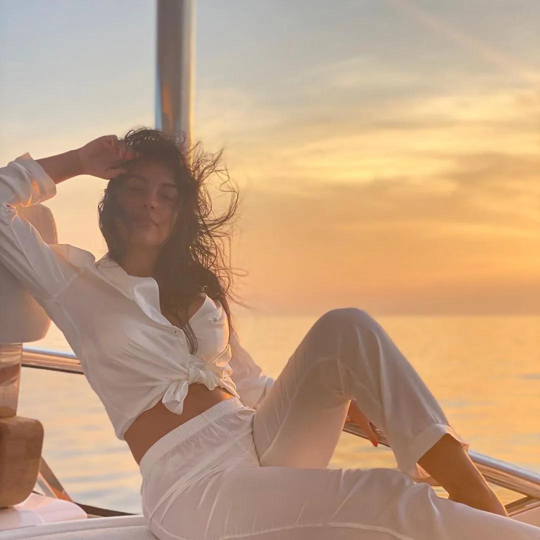 c罗和女朋友游泳,37岁c罗自律身材