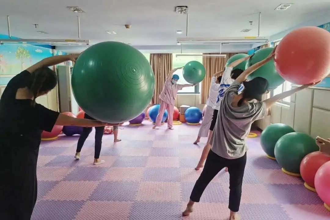 真人示范！护士小姐姐教学孕期运动，躺着就能做