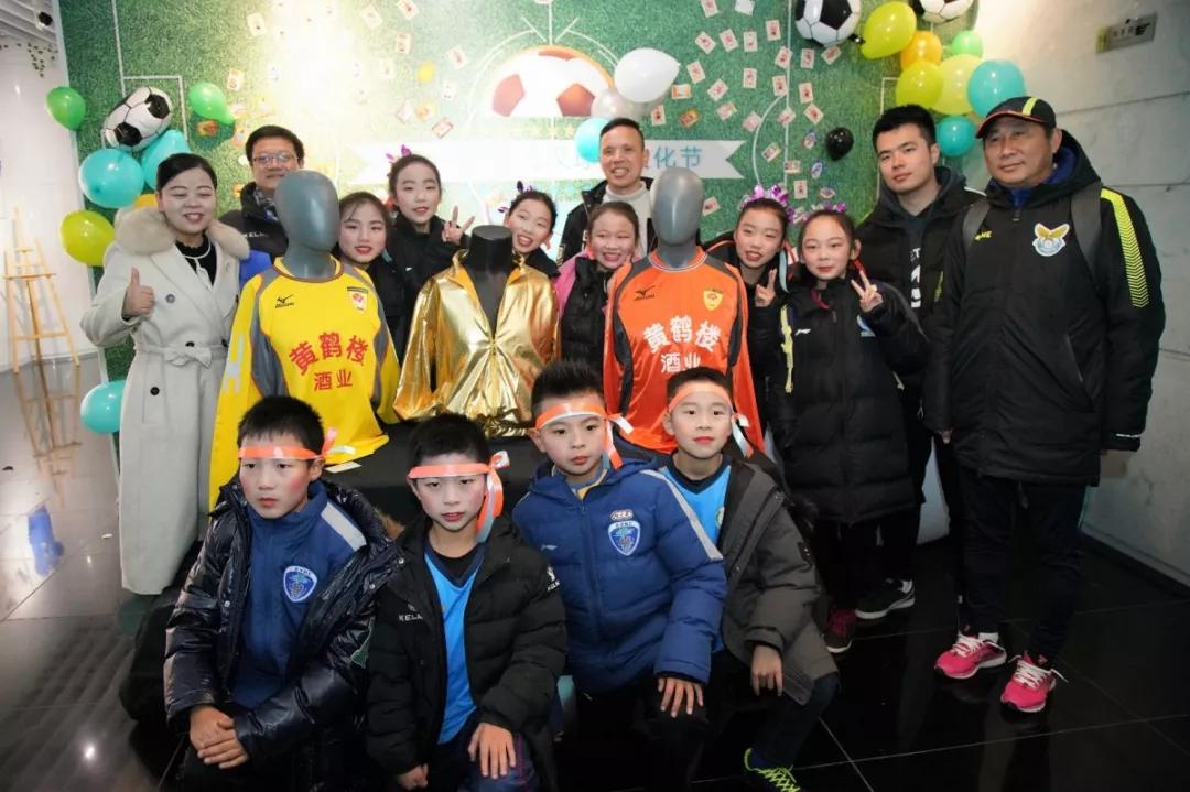 中超武汉球迷文化节“小小画家”童心绘出绿茵梦