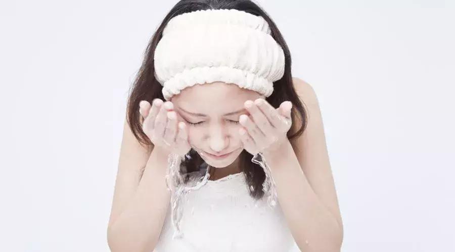 用毛巾洗脸的正确方法步骤,正确的用毛巾洗脸手法和步骤