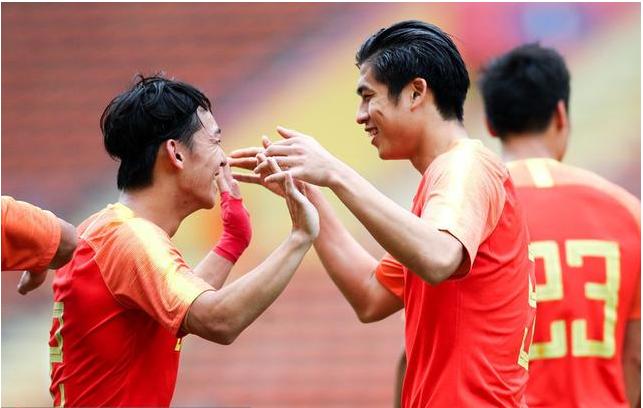 高球商！极限救球助攻张玉宁再替队友吃牌，上港最强新星灵气十足