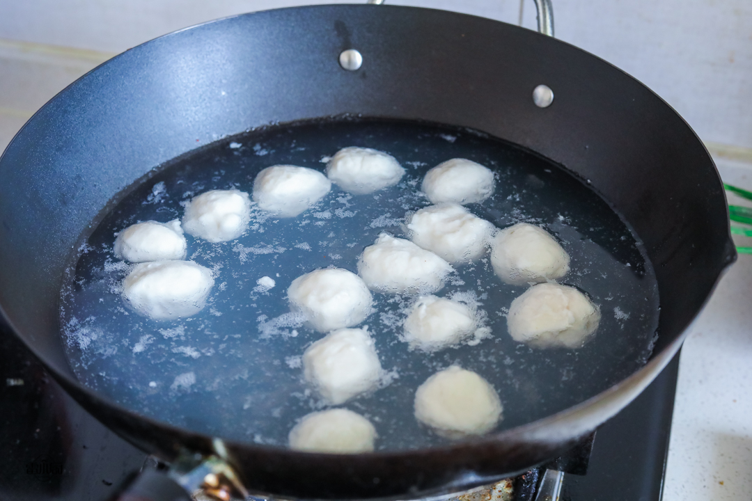 自己做鱼丸子的做法,自己做鱼丸的方法视频