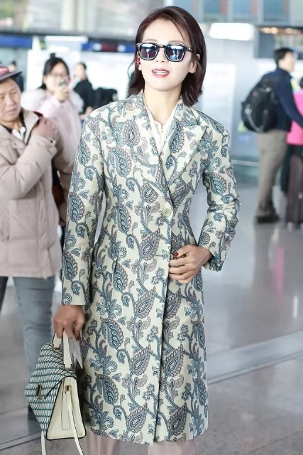 奔4的女人还穿减龄的衣服,女生卫衣穿搭图片刘涛