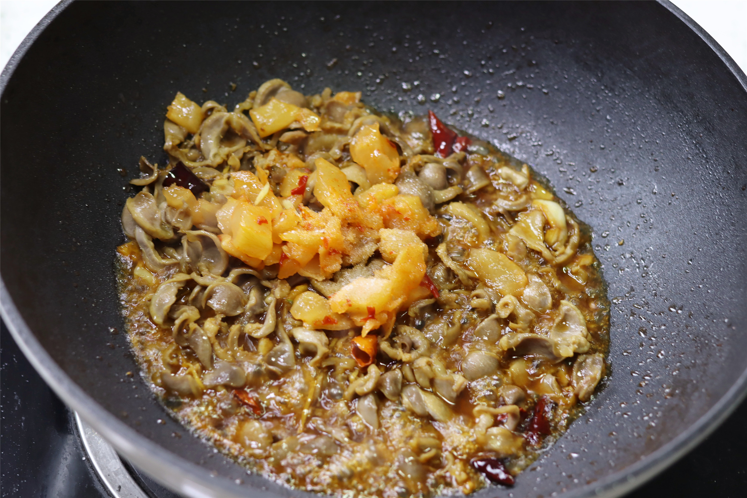 炒鸡胗放不放料酒,炒鸡胗是焯水还是不焯水