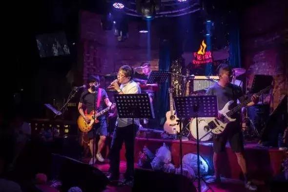 作为郑州酒吧界的引路人，不见不散承载着无数人的青春