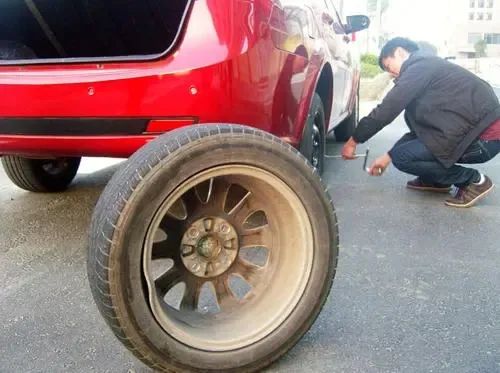 车轮被人恶意砸了怎么办,车轮被别人恶意扎了怎么办