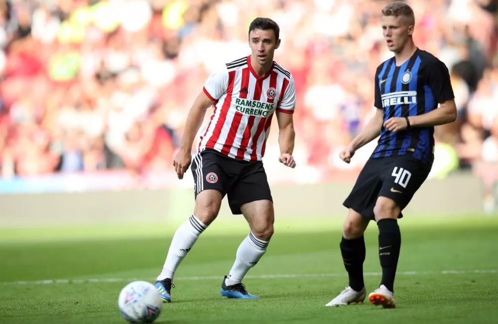 一日足坛动态汇总：小摩托与斯威解约《足球小将》上演现实版