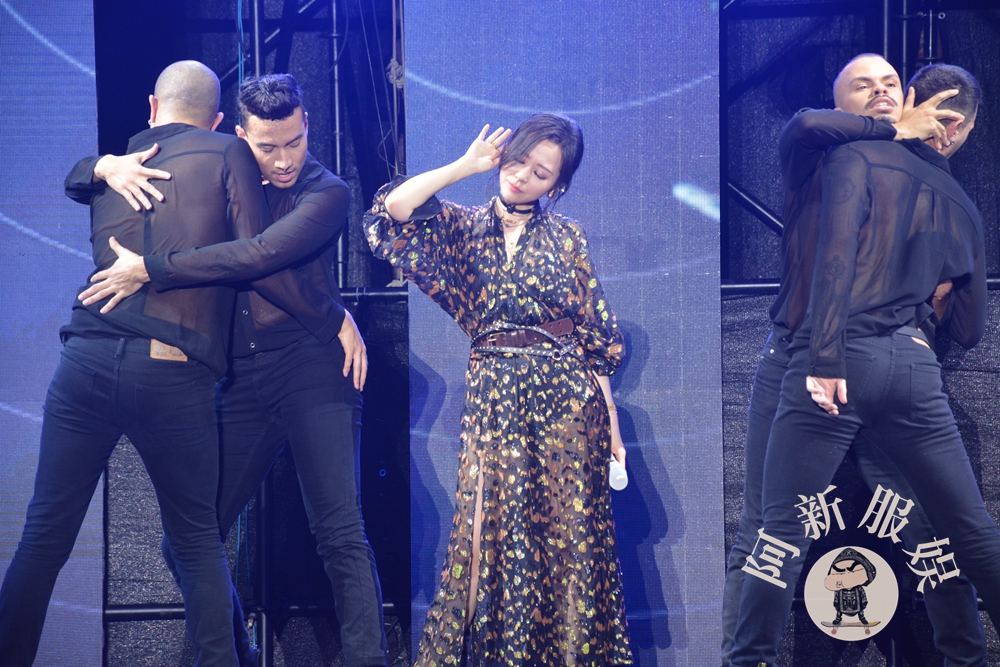 张靓颖黑色长裙气场全开惊艳十足,张靓颖穿深v大秀身材唱歌