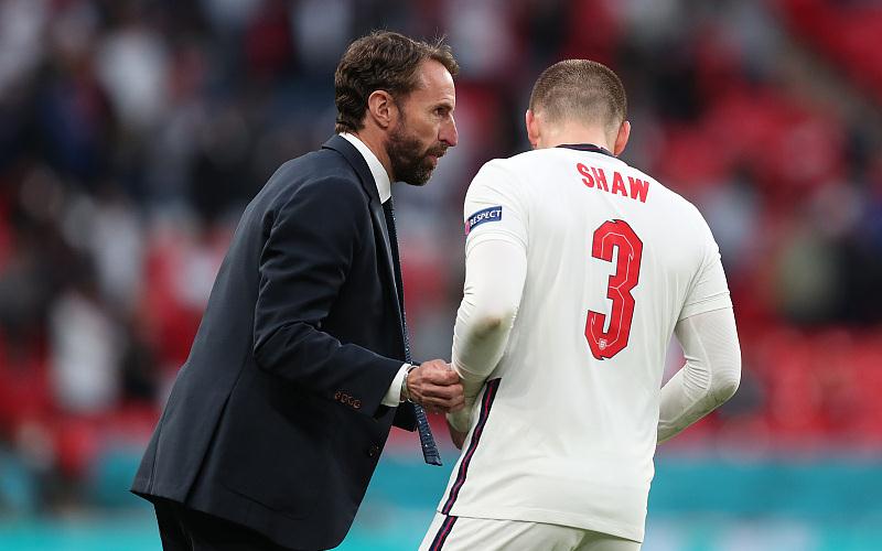 虚伪恶心？穆里尼奥称赞卢克肖遭怼，足球人支持他，球迷嘲讽他