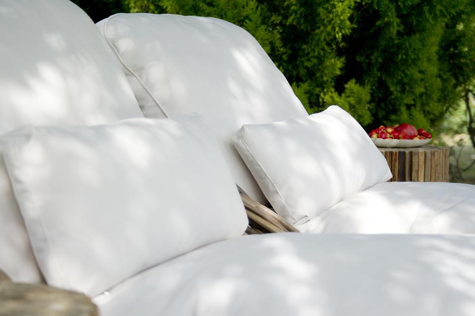 没干净衣服穿，英国20岁名厨女儿将枕头穿上身，挺好看