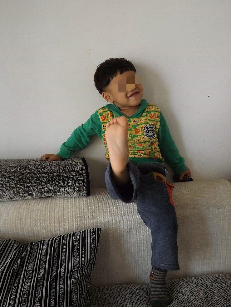 亲戚家熊孩子来我家砸游戏机,过年亲戚家来的熊孩子视频