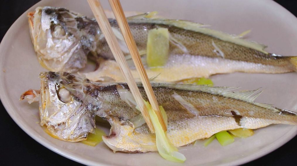 红烧黄鱼鱼肉鲜嫩不粘锅不破皮,黄鱼如何做最好吃