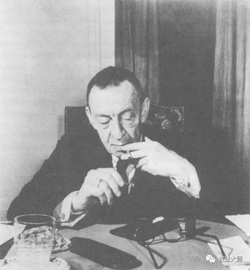 一部肮脏而又现实的小说,主角卑鄙无耻肮脏下流的小说