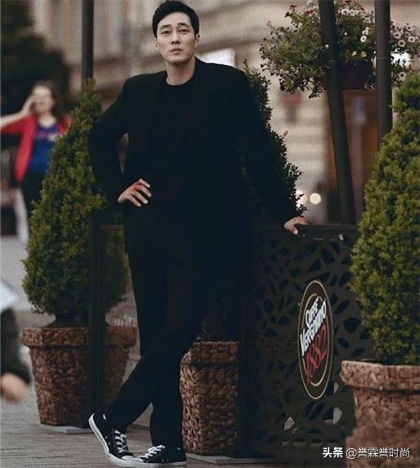 当“西服”邂逅了“匡威”，严肃的西服就会轻松驾驭，天作之合