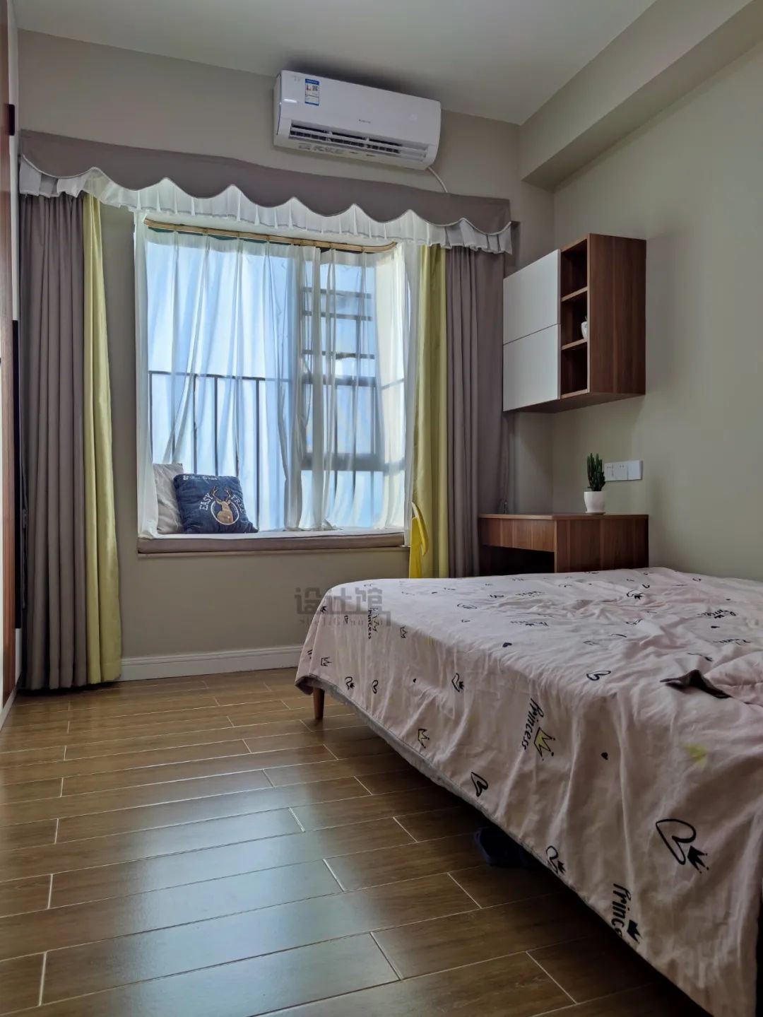 床在中间怎样布置自己的房间,房间床位怎么布置