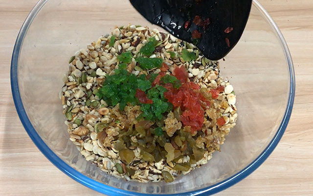 中秋节必备香酥可口五仁月饼,正宗中秋五仁月饼做法