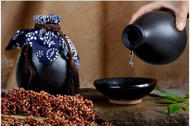 刚出锅的纯粮酒能喝吗,刚出厂的新酒能喝么