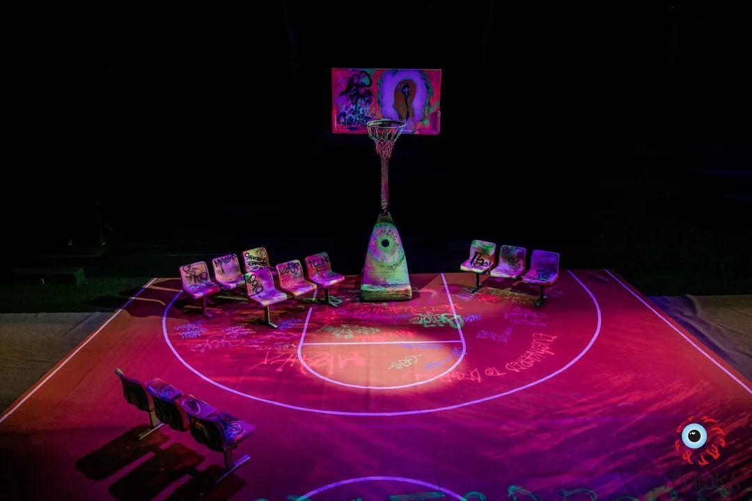 跨界首秀！街头涂鸦x花艺装置艺术，打造全球最IN潮流现场