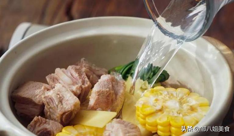 炖排骨时切记不要直接焯水,炖排骨记住不要直接炖