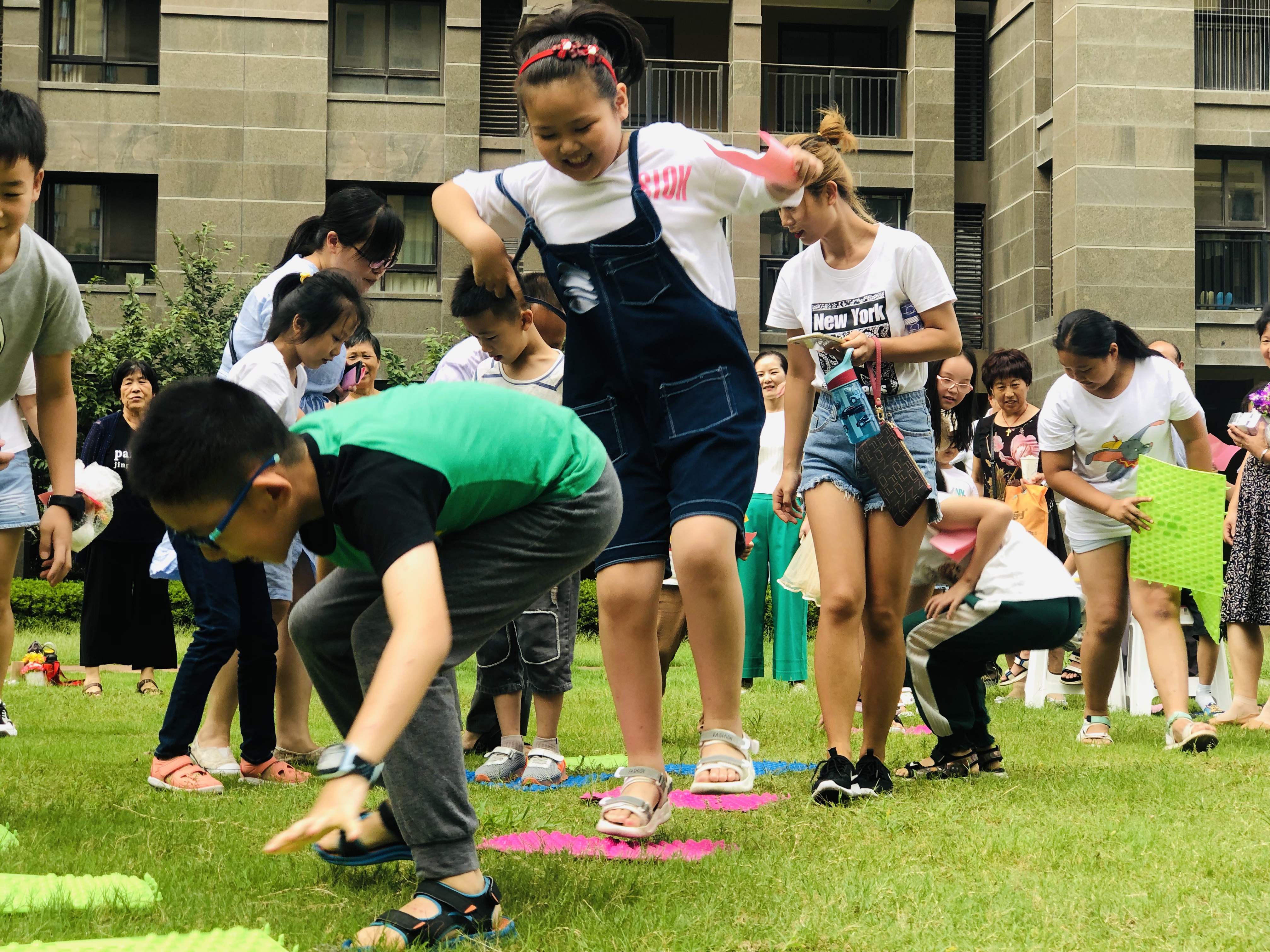 垃圾分类推动居民走向文明自觉,垃圾分类进社区童心同行助环保