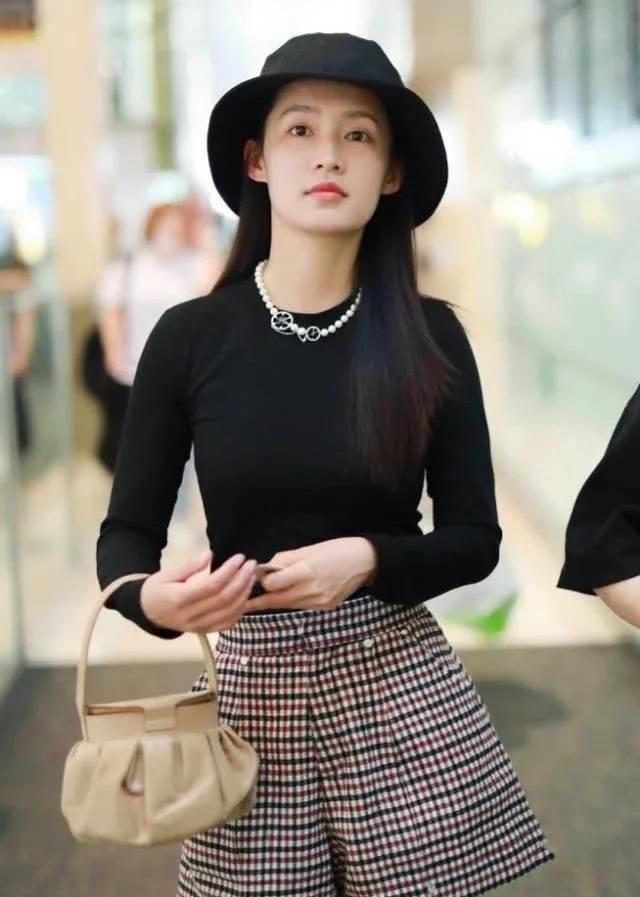 李沁的指甲油,李沁涂脚指甲油