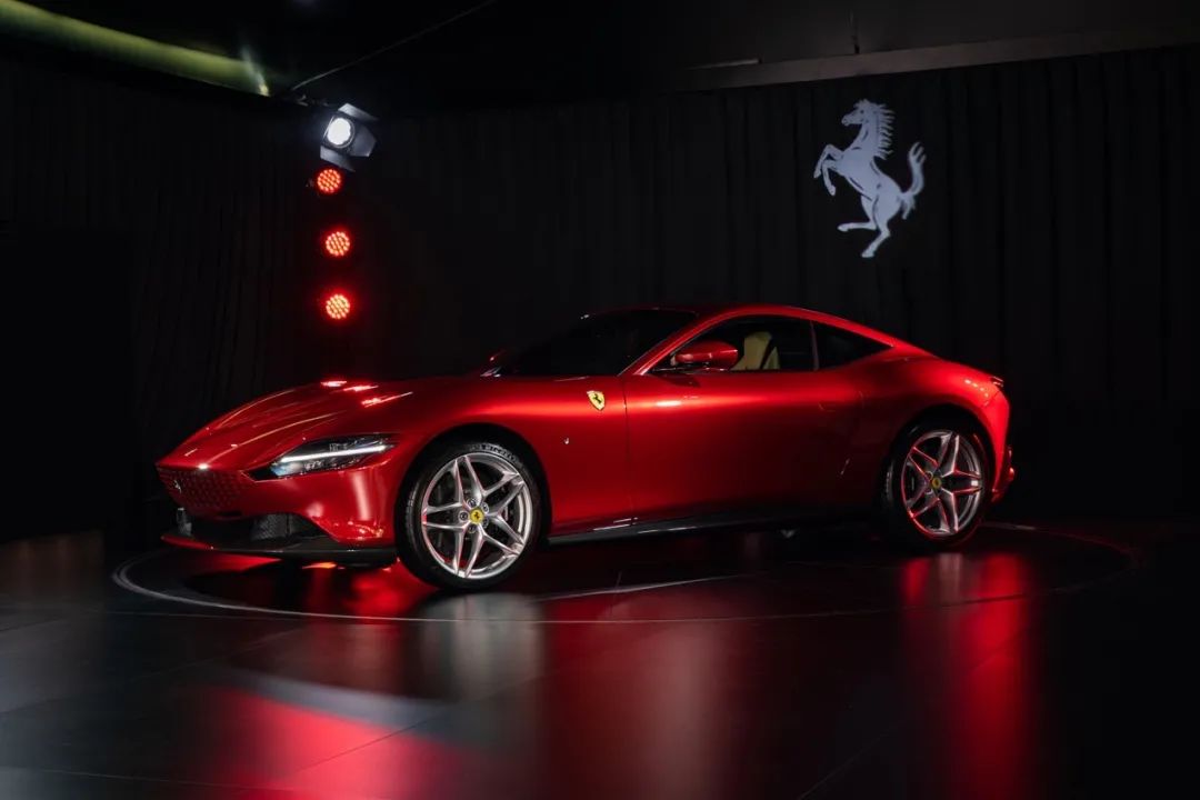 法拉利roma白外黑内,法拉利roma白色硬顶