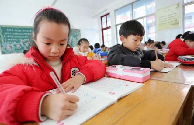 小学生总是为写作文发愁怎么办,孩子写作业犯愁怎么教育