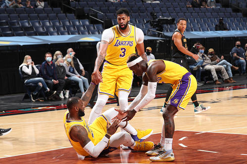 詹皇正面回应末节爆发,詹皇末节9中2险成罪人