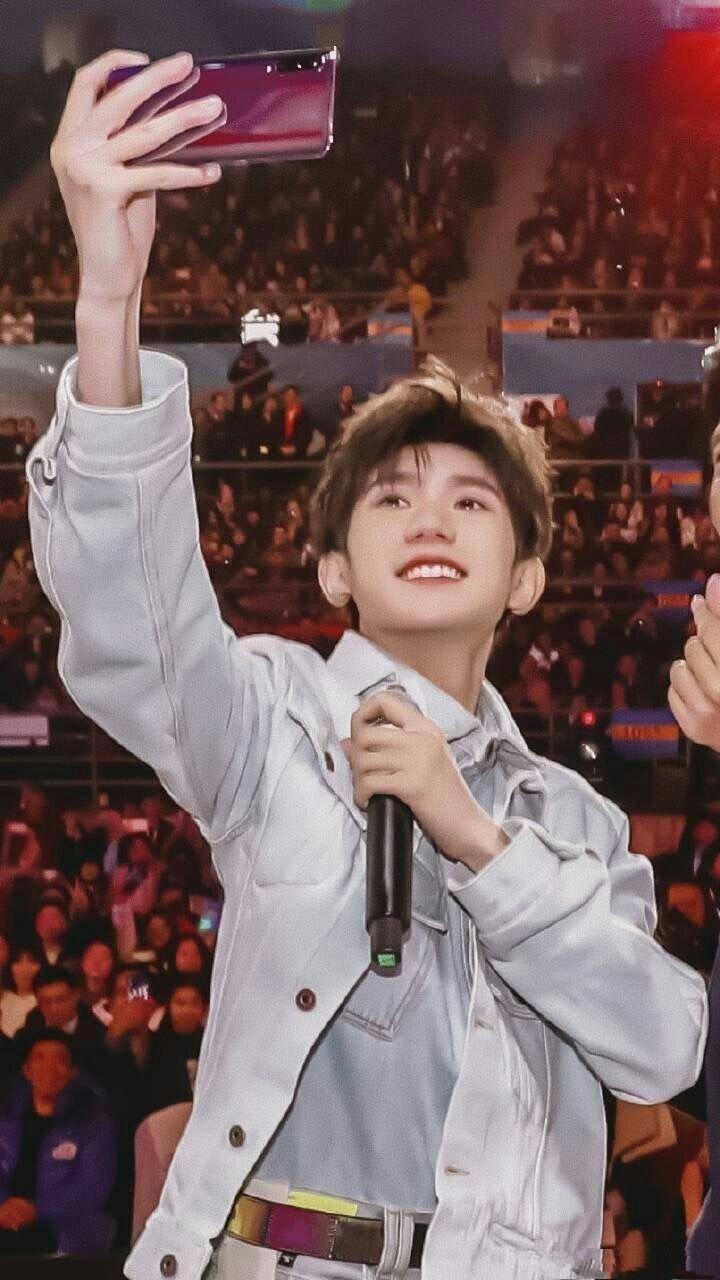 王源高低腿绝技第一次尝试笑翻了,王源说的自拍方法